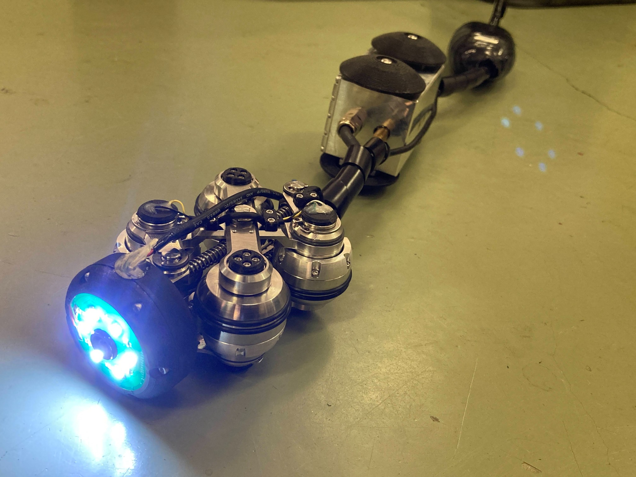 複数の車輪と先端カメラを備えた管内点検ロボット Xbot